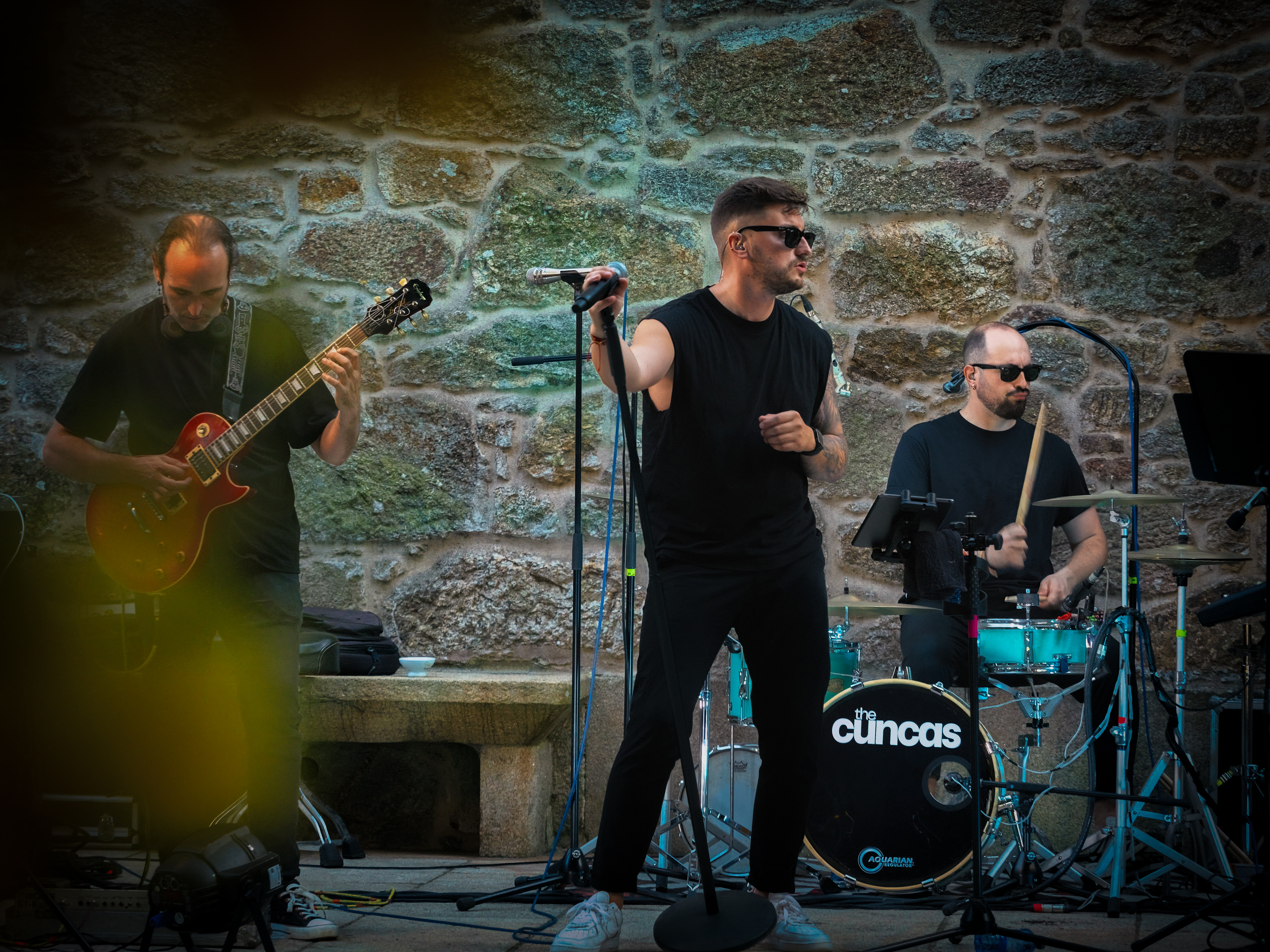 Cantante de The Cuncas junto al micrófono